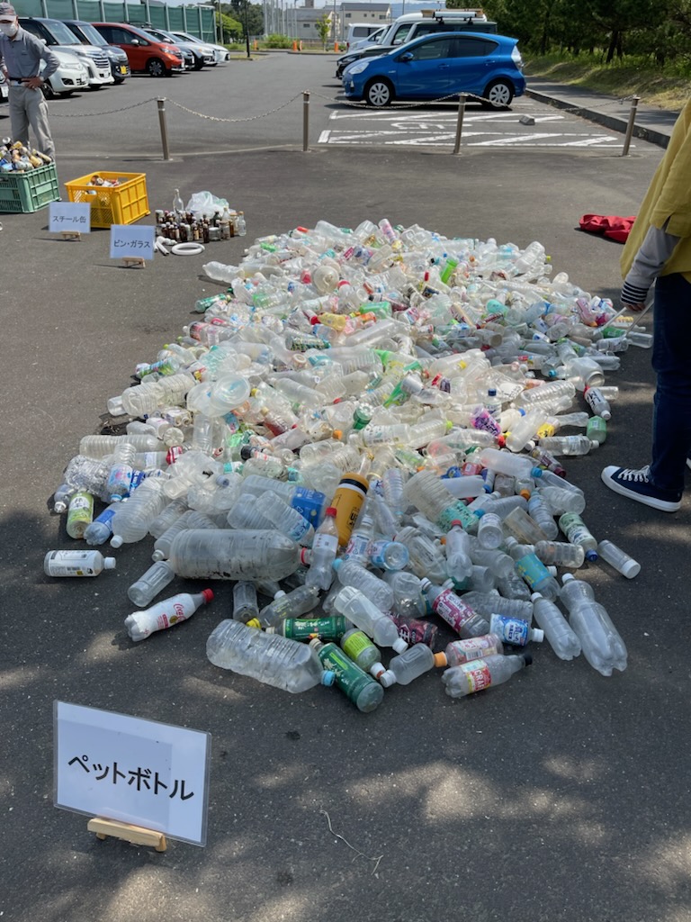 海岸清掃で回収したペットボトル